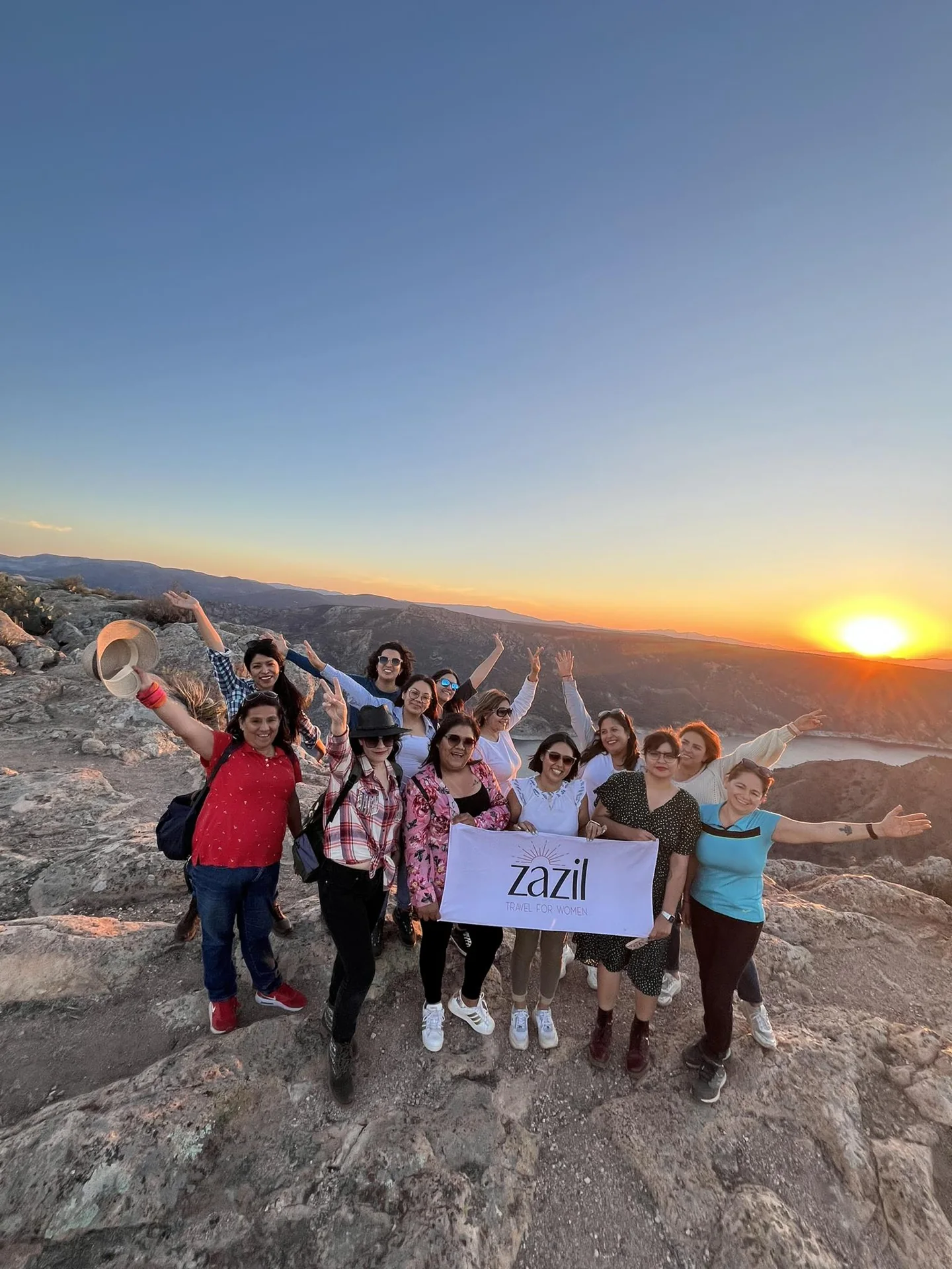 Mujeres viajeras en atardecer Zazil